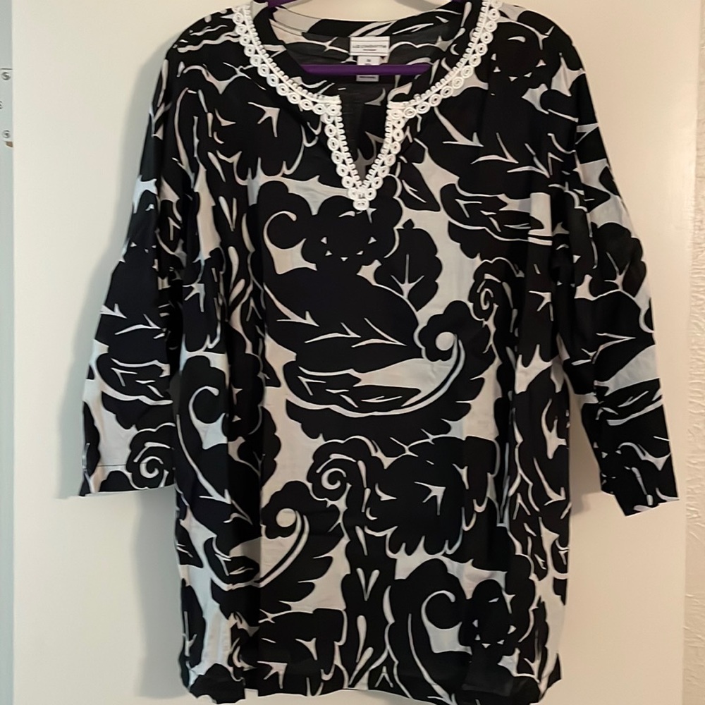 Gently worn, in excellent condition, Liz Claiborne 3/4 sleeve blouse.